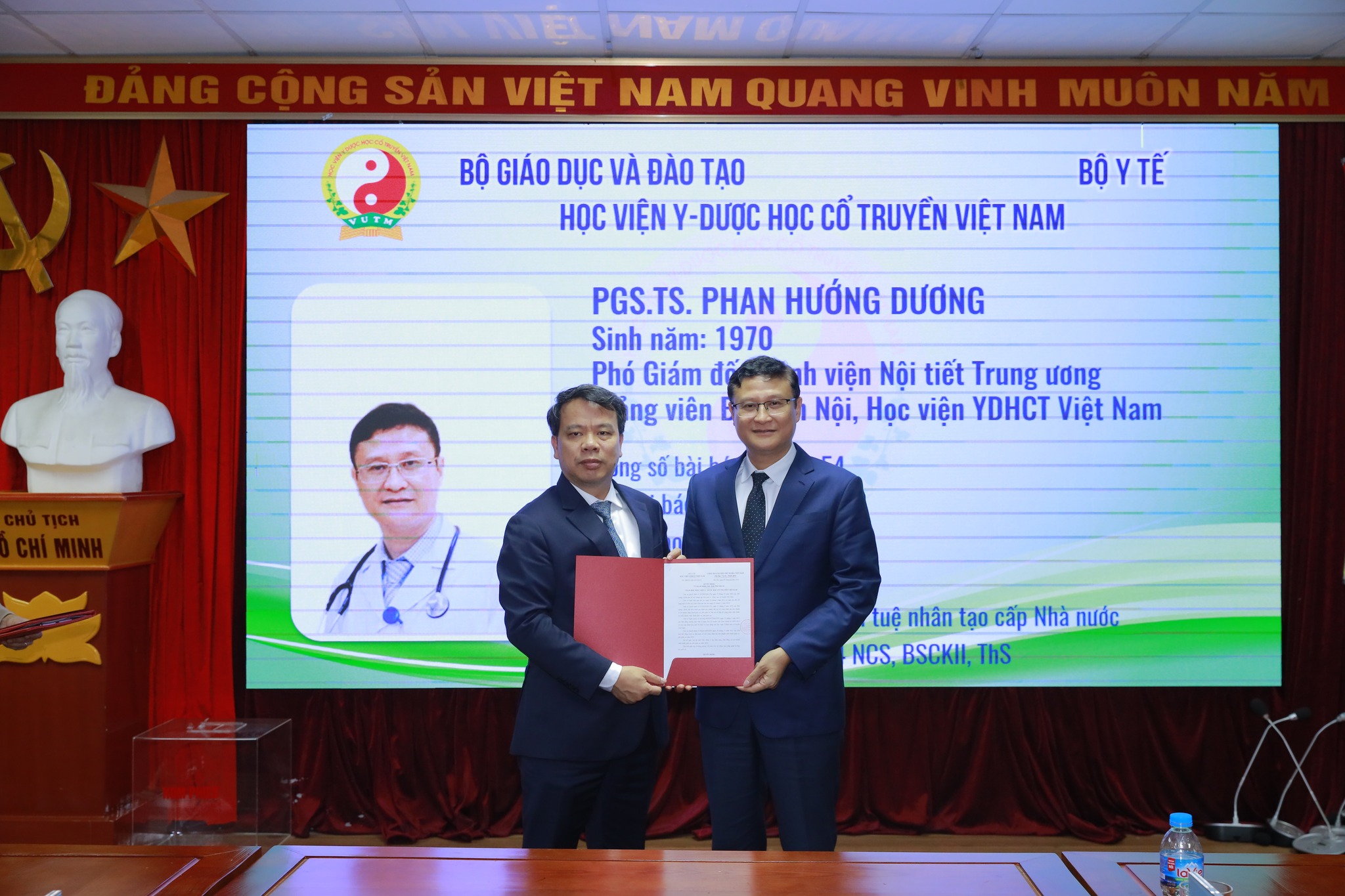 Chúc mừng Tiến sỹ, bác sỹ Phan Hướng Dương được công nhận đạt tiêu chuẩn chức danh Phó Giáo sư