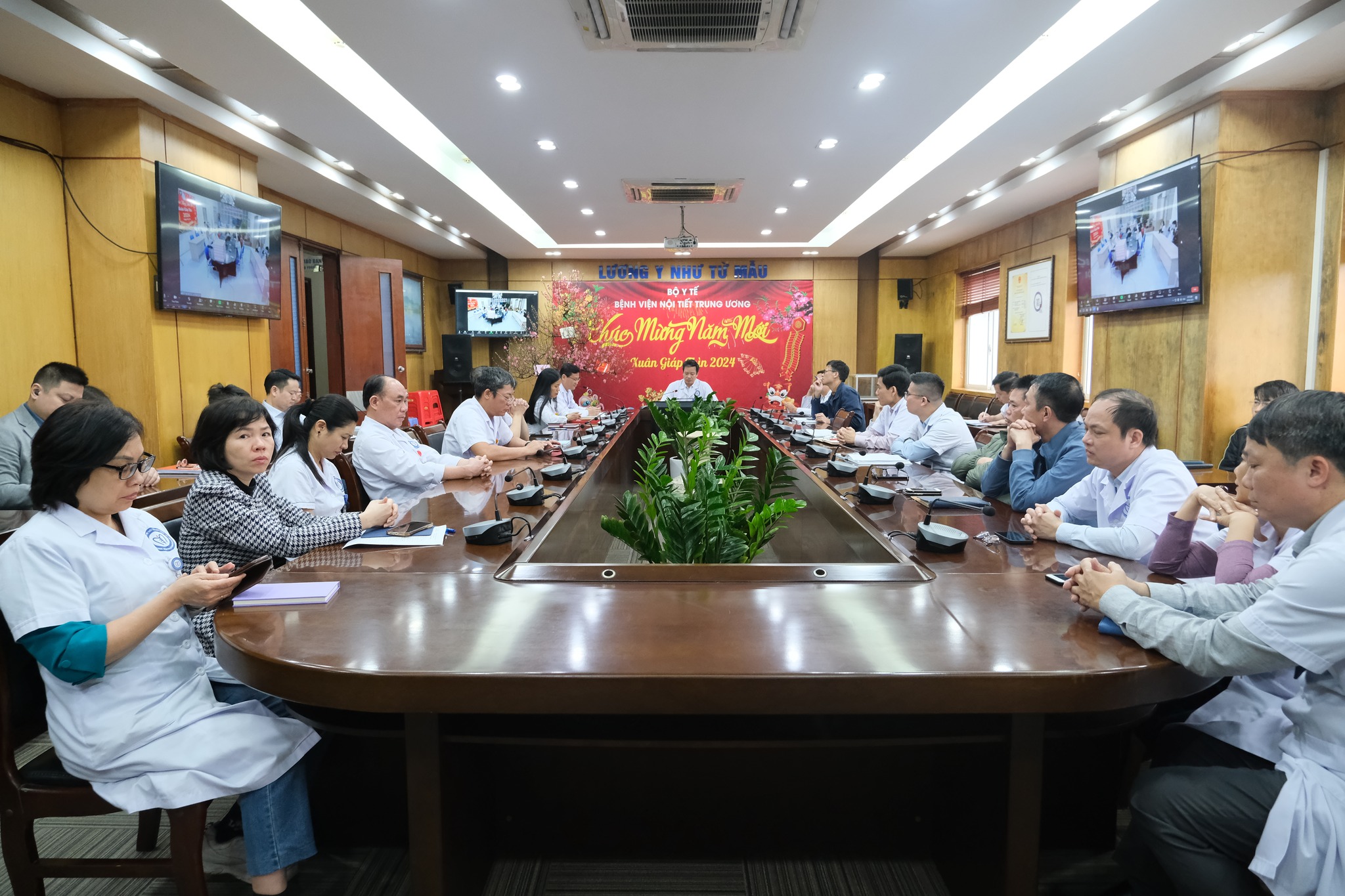 Giám đốc Phan Hoàng Hiệp chủ trì buổi giao ban ngày cuối năm