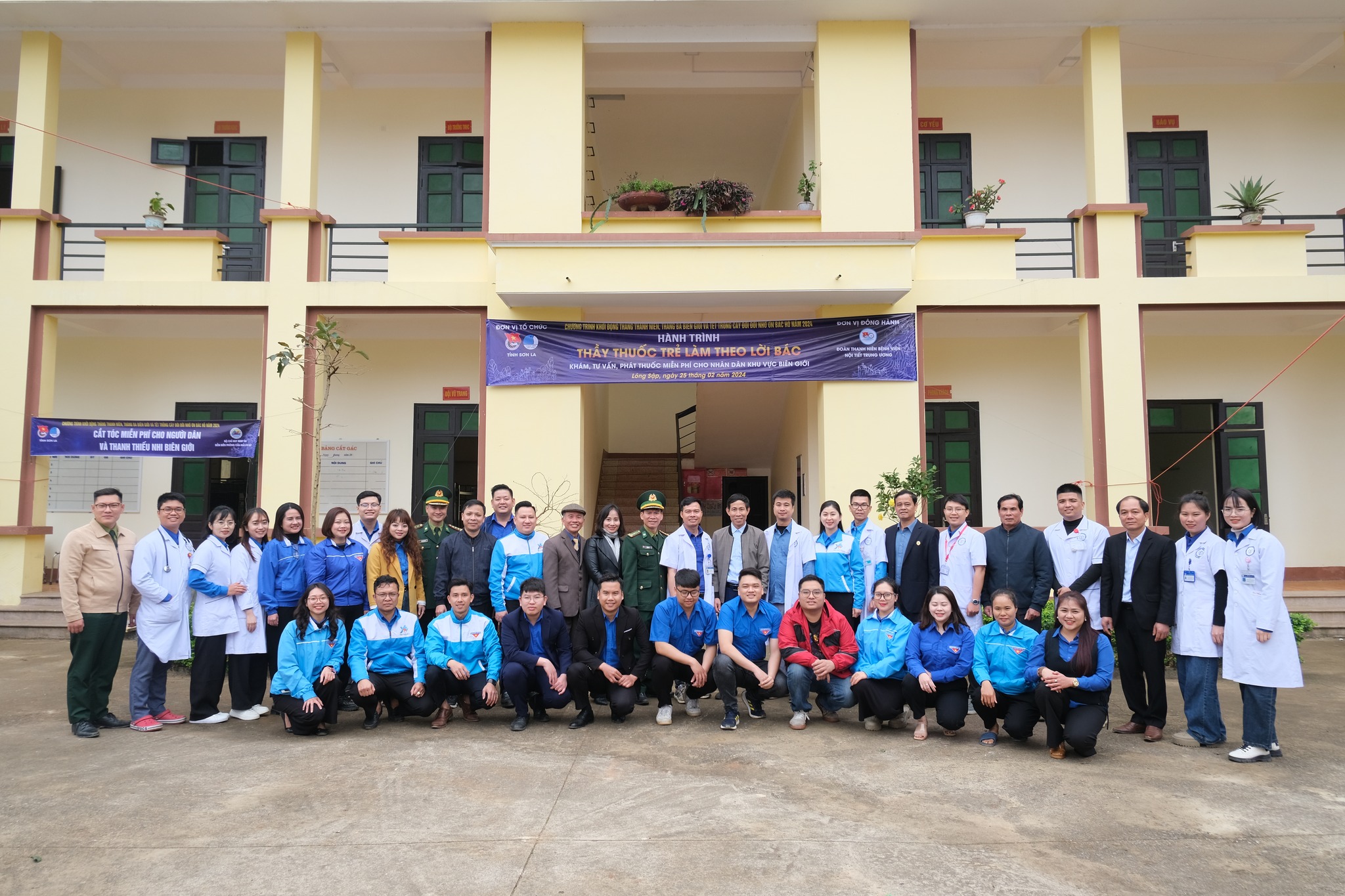 Đoàn thanh niên Bệnh viện Nội tiết Trung ương thăm khám cấp phát thuốc miễn phí cho người dân tại xã Lóng Sập, Sơn La