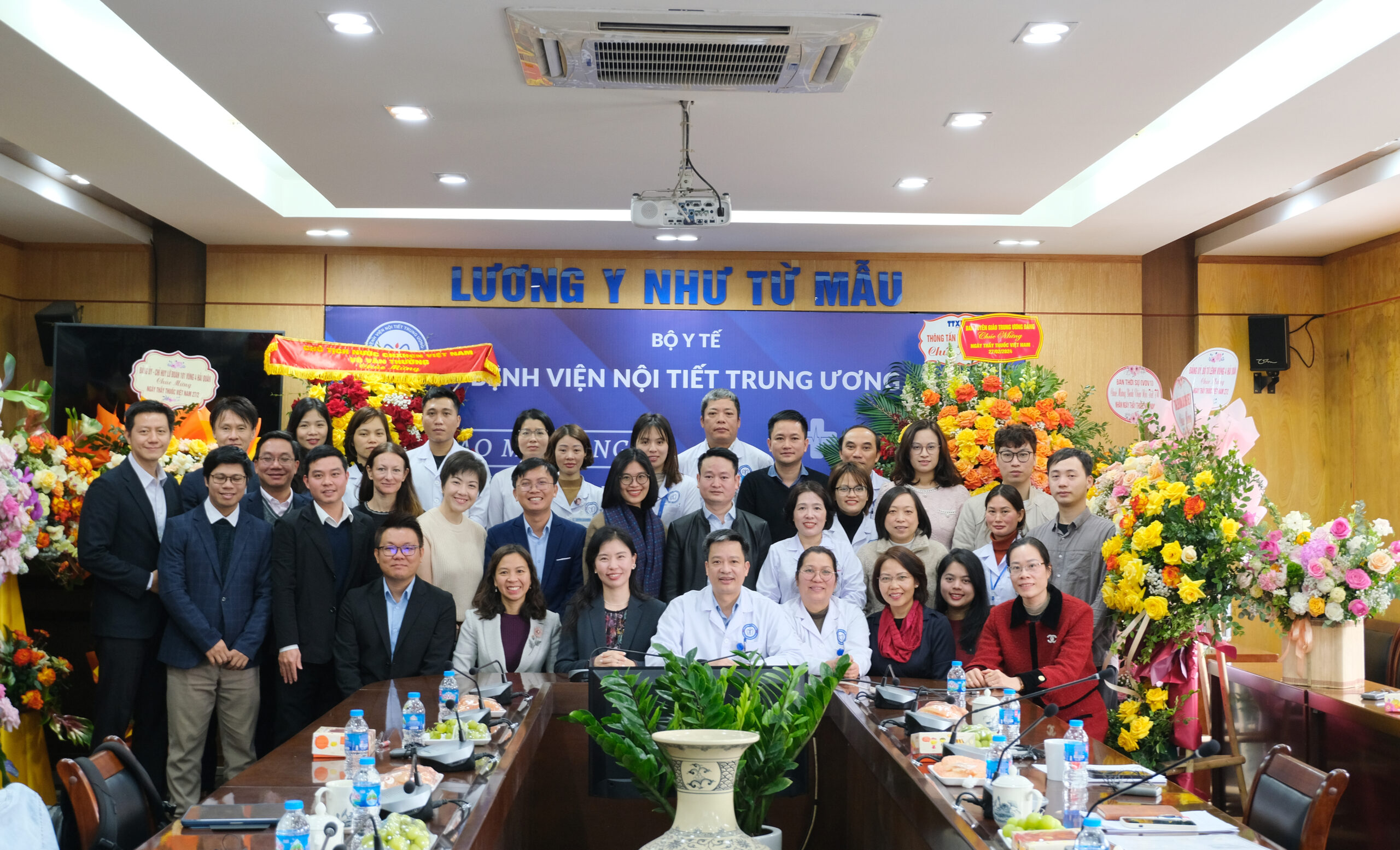 Công ty TNHH Roche Việt Nam tới thăm quan và làm việc tại Bệnh viện Nội tiết Trung ương