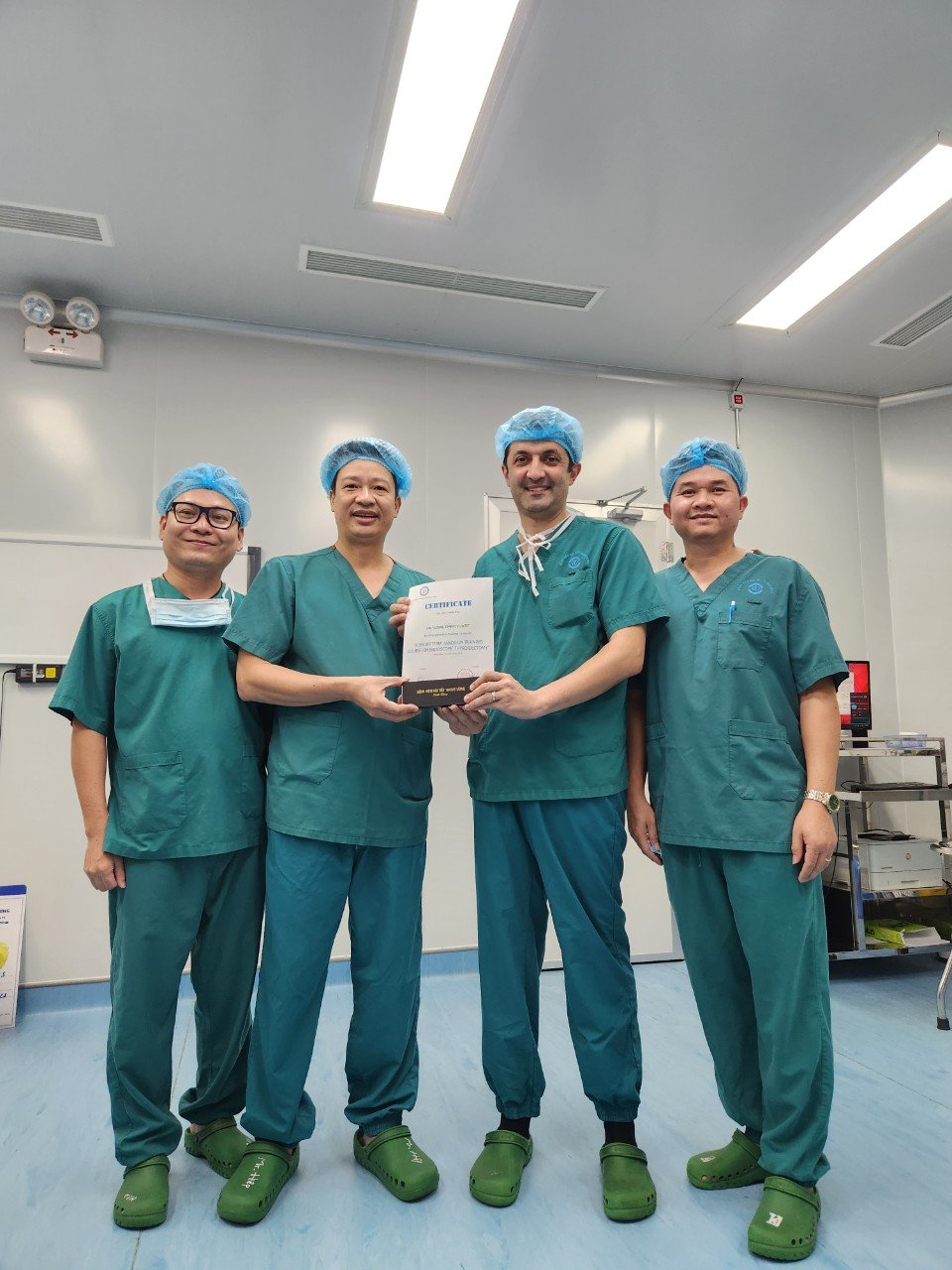 Bác sỹ nước ngoài tới học kỹ thuật mổ nội soi tuyến giáp “Dr Luong”