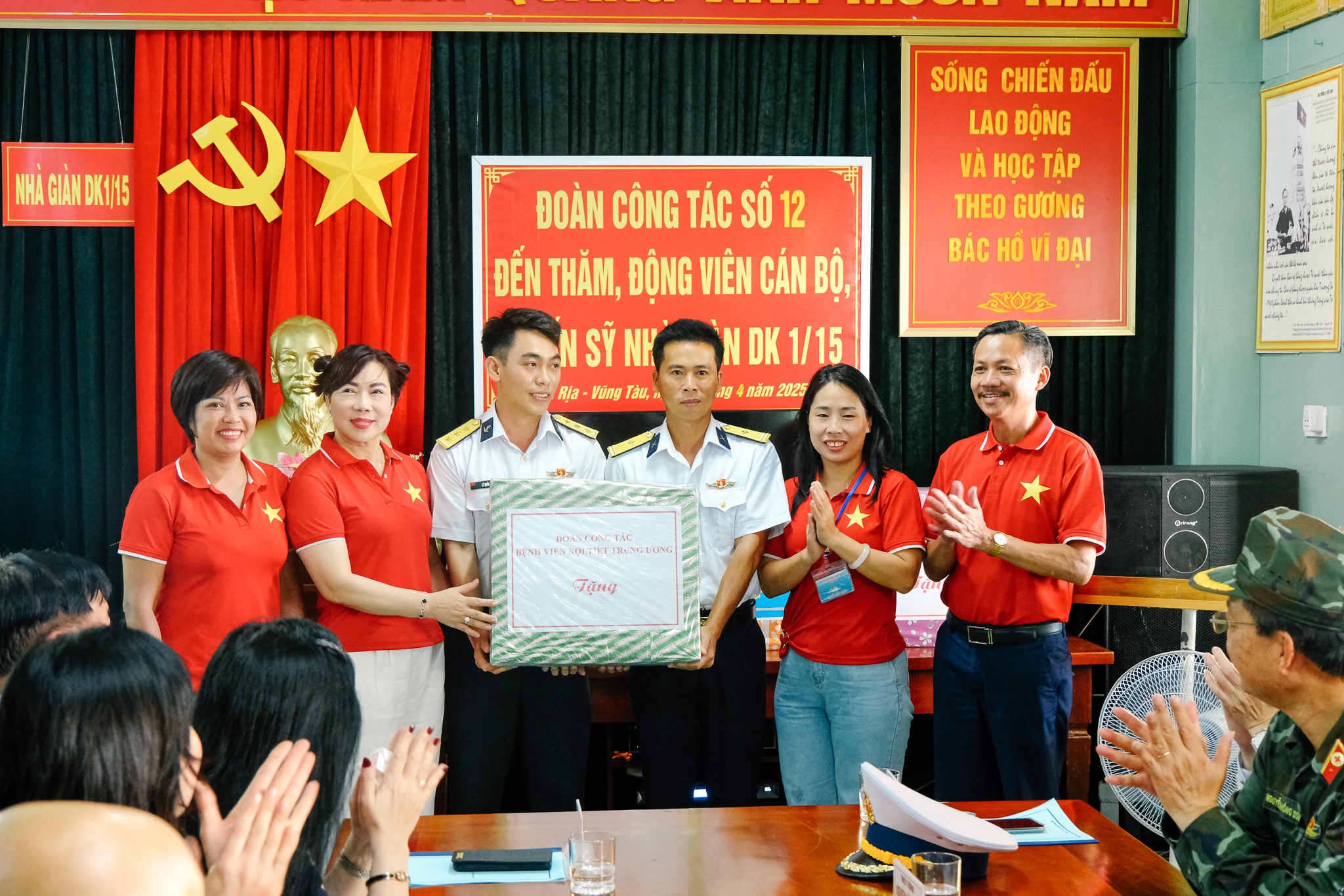 Bệnh viện Nội tiết Trung ương tham gia đoàn công tác thăm, khám bệnh và tặng quà tại quần đảo Trường Sa và Nhà giàn DK1