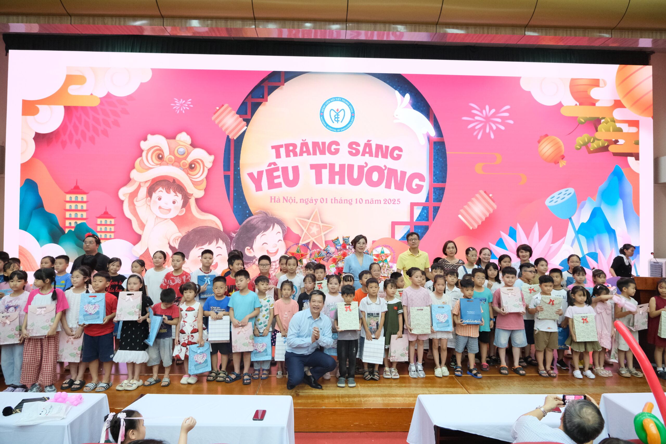 “Trăng sáng yêu thương” – Trung thu gắn kết và sẻ chia tại Bệnh viện Nội tiết Trung ương