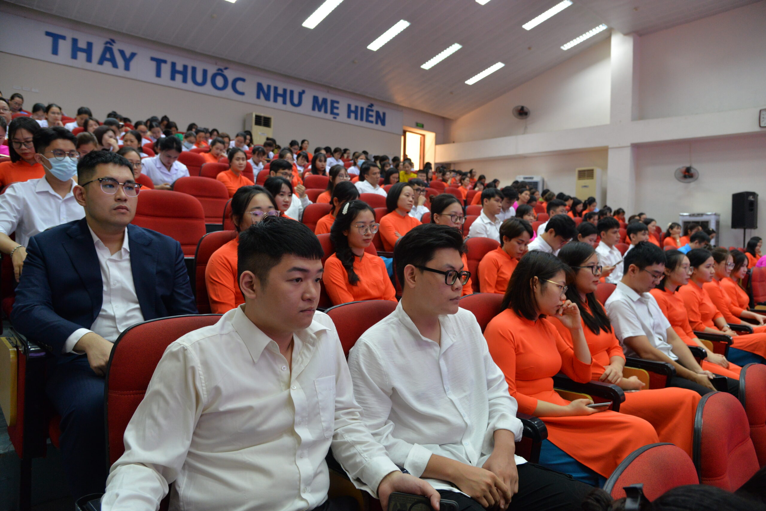 Bệnh viện Nội tiết Trung ương tổ chức Lễ mít tinh Chào mừng ngày phụ nữ Việt Nam 20/10 và Lễ kết nạp đoàn viên Công đoàn năm 2025