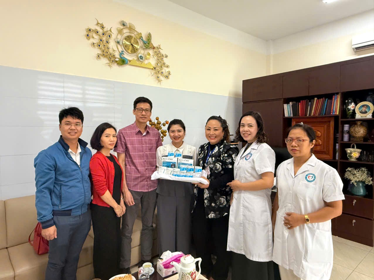 Bệnh viện Nội tiết Trung ương tặng máy đo đường huyết và phối hợp trong công tác chăm sóc sức khỏe người cao tuổi trên địa bàn phường Yên Sở