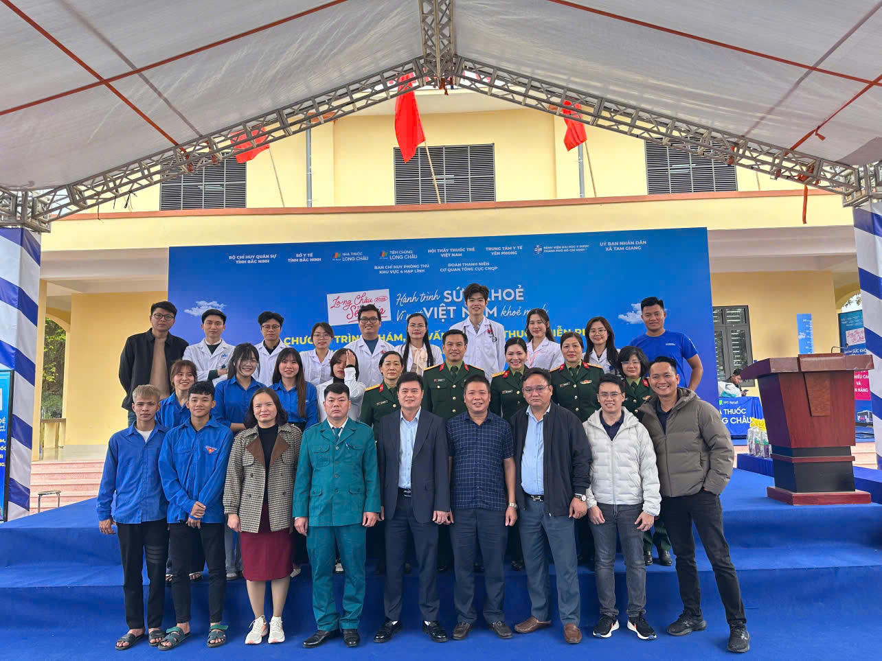 Đoàn Thanh niên Bệnh viện Nội tiết Trung ương khám sức khỏe cho 500 người dân tại xã Tam Giang, tỉnh Bắc Ninh