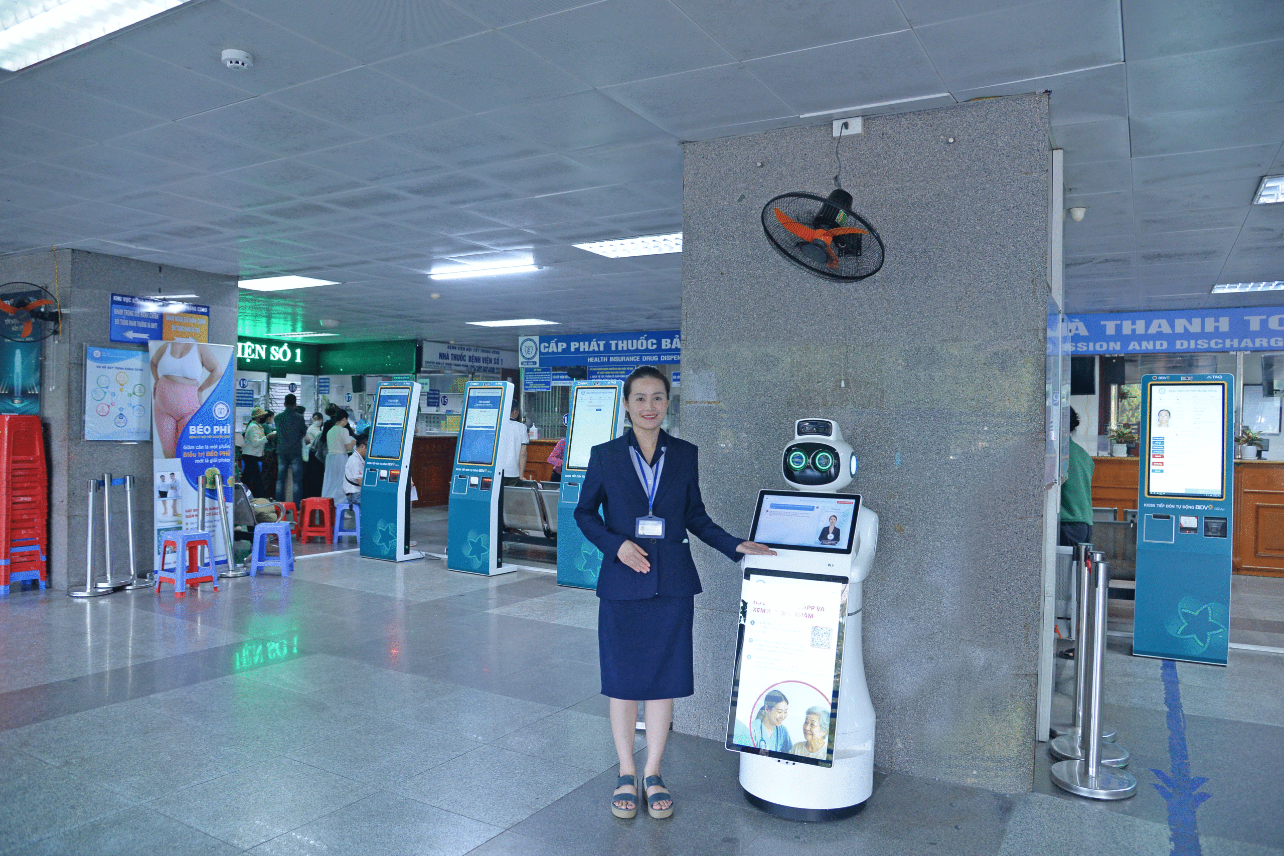 Đẩy mạnh chuyển đổi số với Robot lễ tân thông minh tại Bệnh viện Nội tiết Trung ương