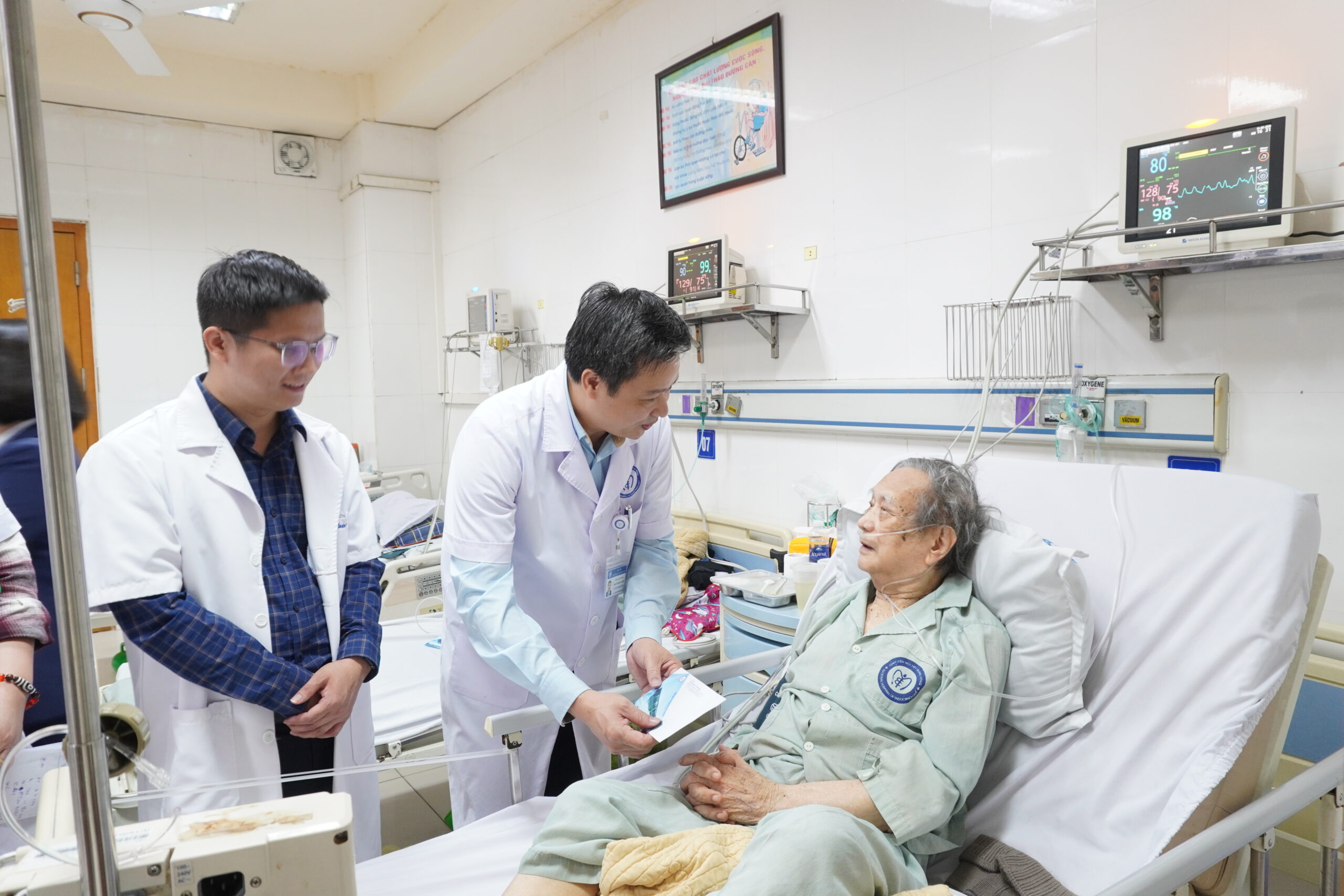 Giám đốc Bệnh viện Nội tiết Trung ương thăm hỏi, tặng quà chúc Tết người bệnh và kíp trực đêm giao thừa Tết Bính Ngọ 2026