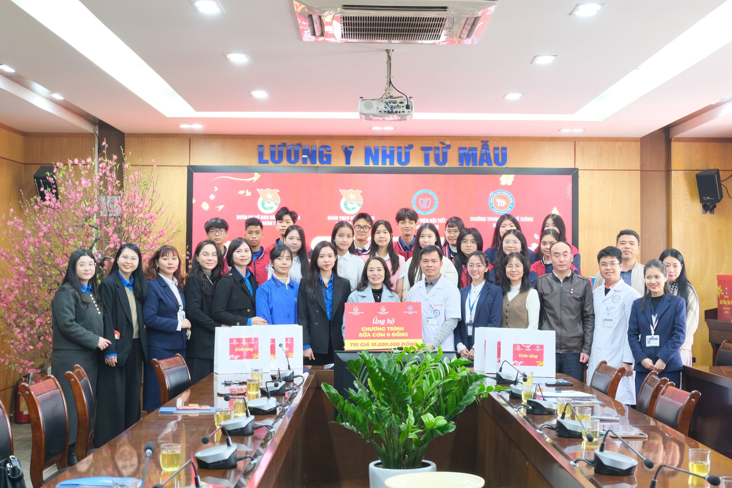 🌸 Tiếp nối hành trình lan tỏa yêu thương – Trao tặng quà Tết cho người bệnh 🌸