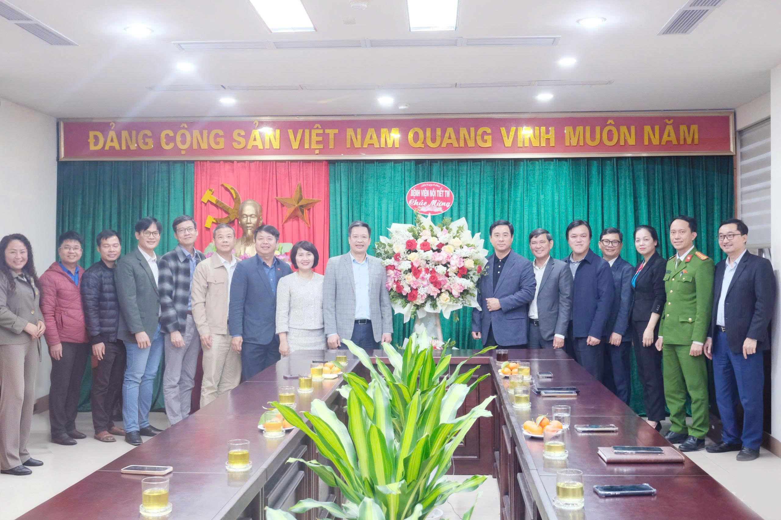 Gặp mặt giữa Lãnh đạo phường Yên Sở và Lãnh đạo Bệnh viện Nội tiết Trung ương nhân dịp kỷ niệm 96 năm Ngày thành lập Đảng Cộng sản Việt nam