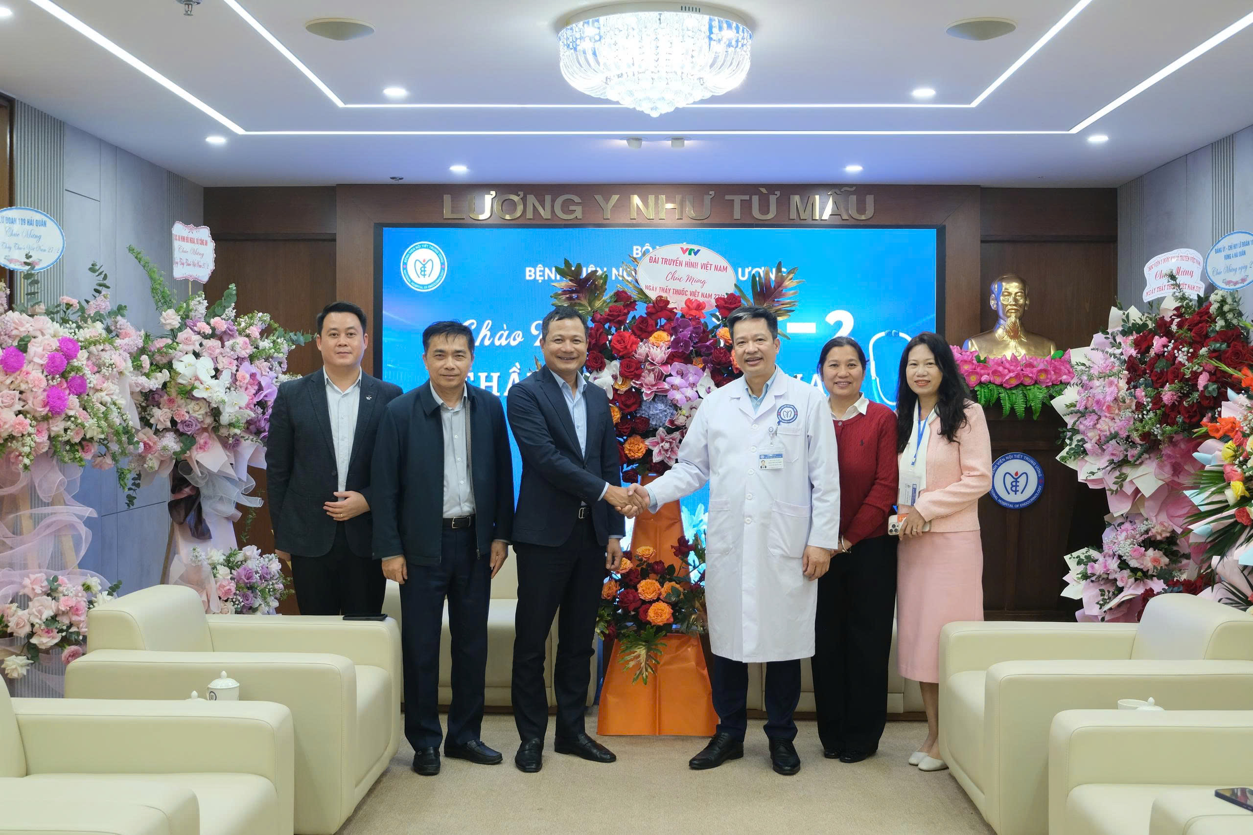 Nhiều đoàn lãnh đạo, cơ quan Trung ương và đơn vị đến thăm, chúc mừng Bệnh viện Nội tiết Trung ương nhân ngày thầy thuốc Việt Nam 27/2