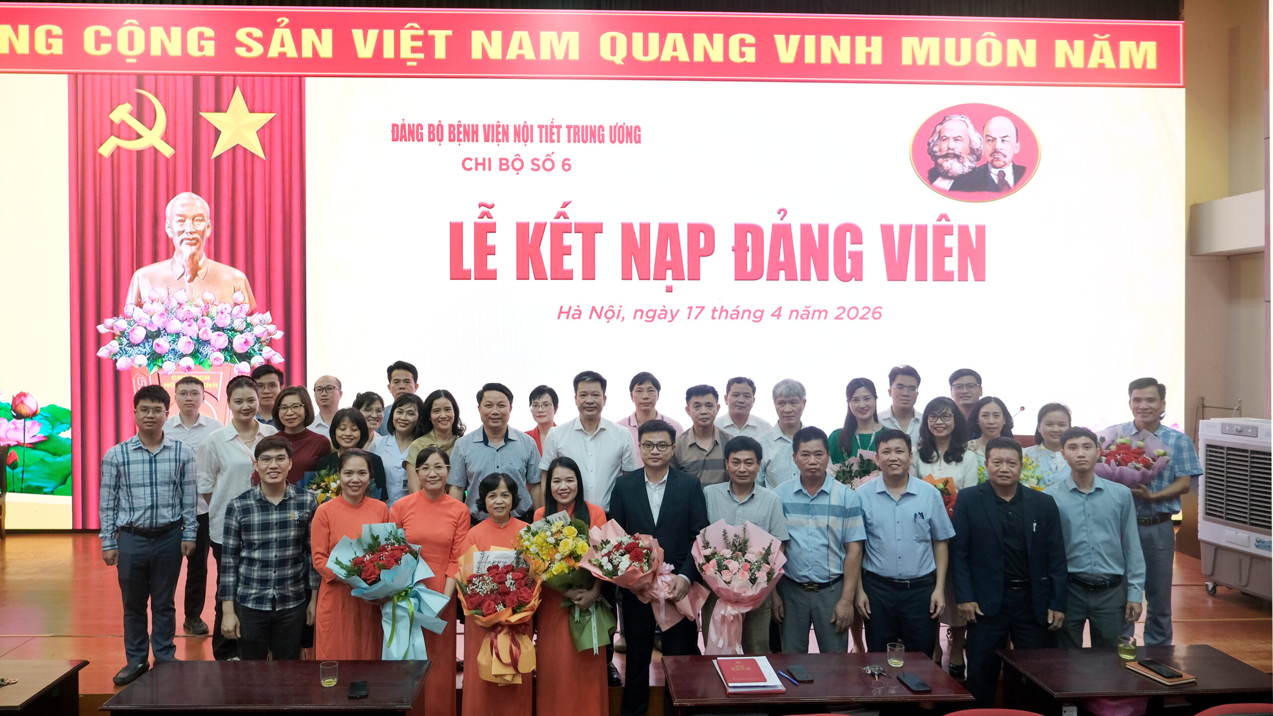 Chi bộ số 6 tổ chức Lễ kết nạp Đảng viên mới trang nghiêm, đúng nghi thức