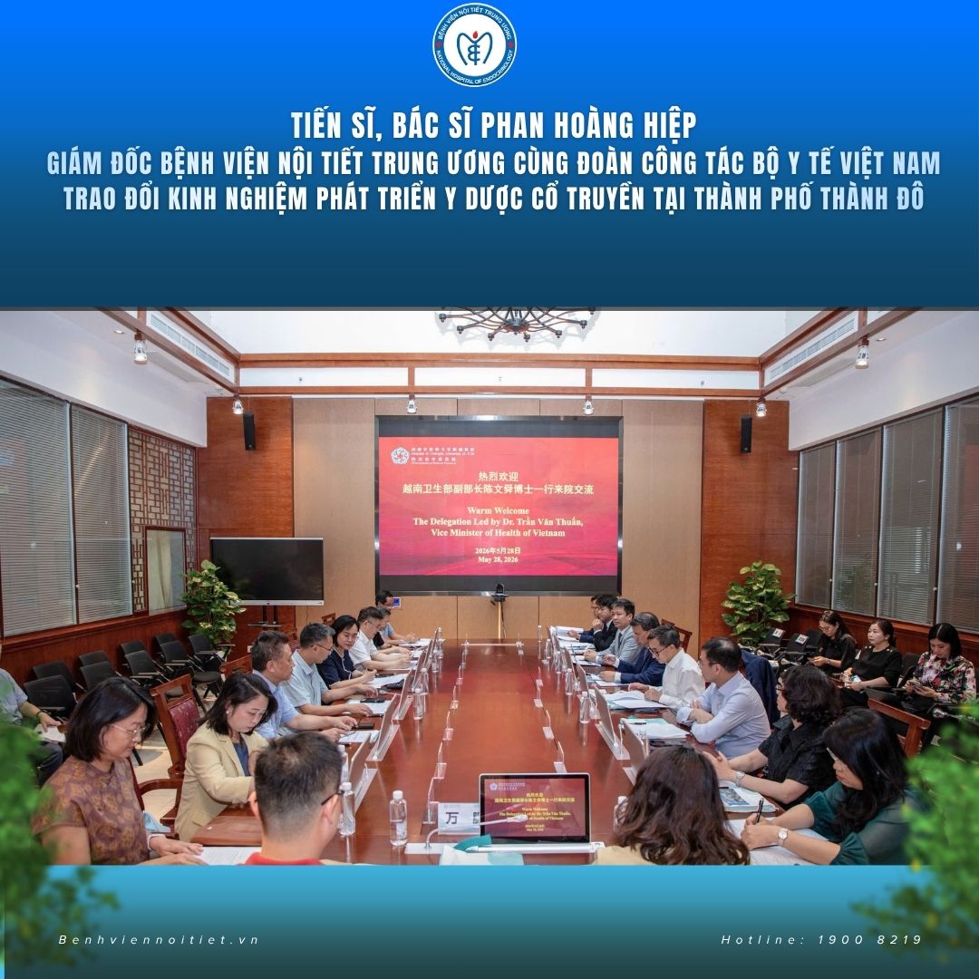 Tiến sĩ, bác sĩ Phan Hoàng Hiệp Giám đốc Bệnh viện Nội tiết Trung ương cùng đoàn công tác Bộ Y tế Việt Nam trao đổi kinh nghiệm phát triển y dược cổ truyền tại thành phố Thành Đô