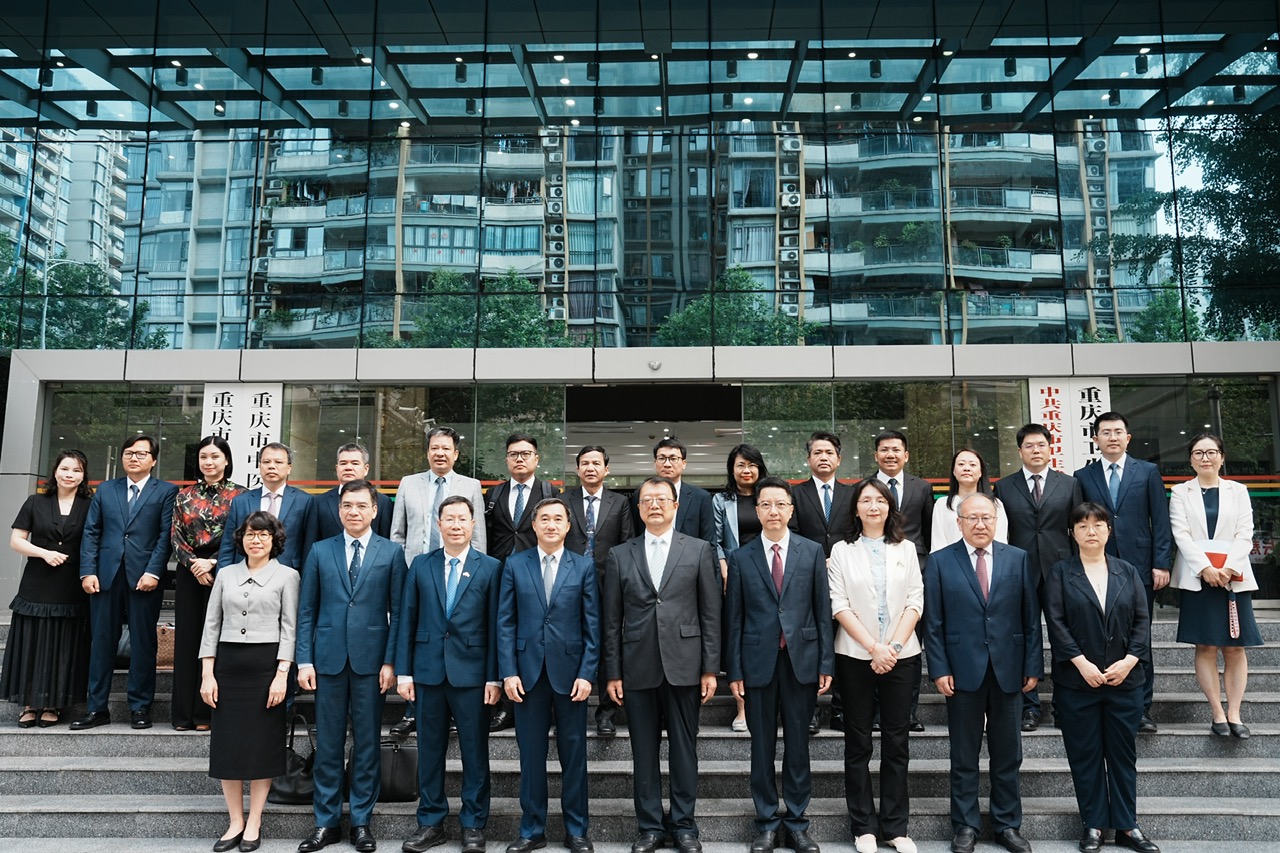 Lãnh đạo Bệnh viện Nội tiết Trung ương cùng đoàn công tác Bộ Y tế Việt Nam tới thăm và làm việc với Ủy ban Y tế và Sức khỏe Thành phố Trùng Khánh