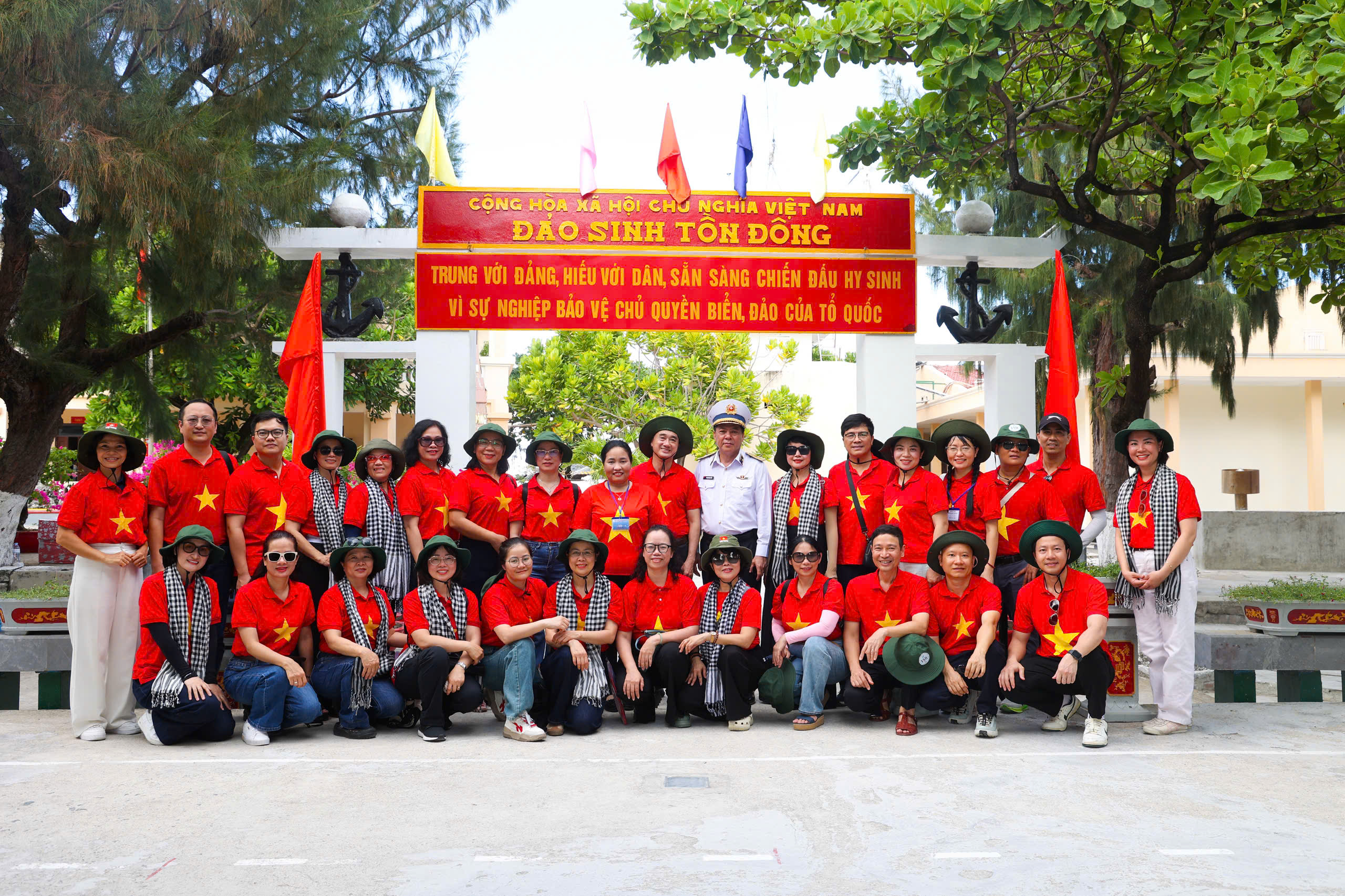 Đoàn công tác Bệnh viện Nội tiết Trung ương vinh dự tham gia đoàn thăm Trường Sa, tiếp nối hành trình chăm sóc sức khỏe quân dân nơi biển đảo