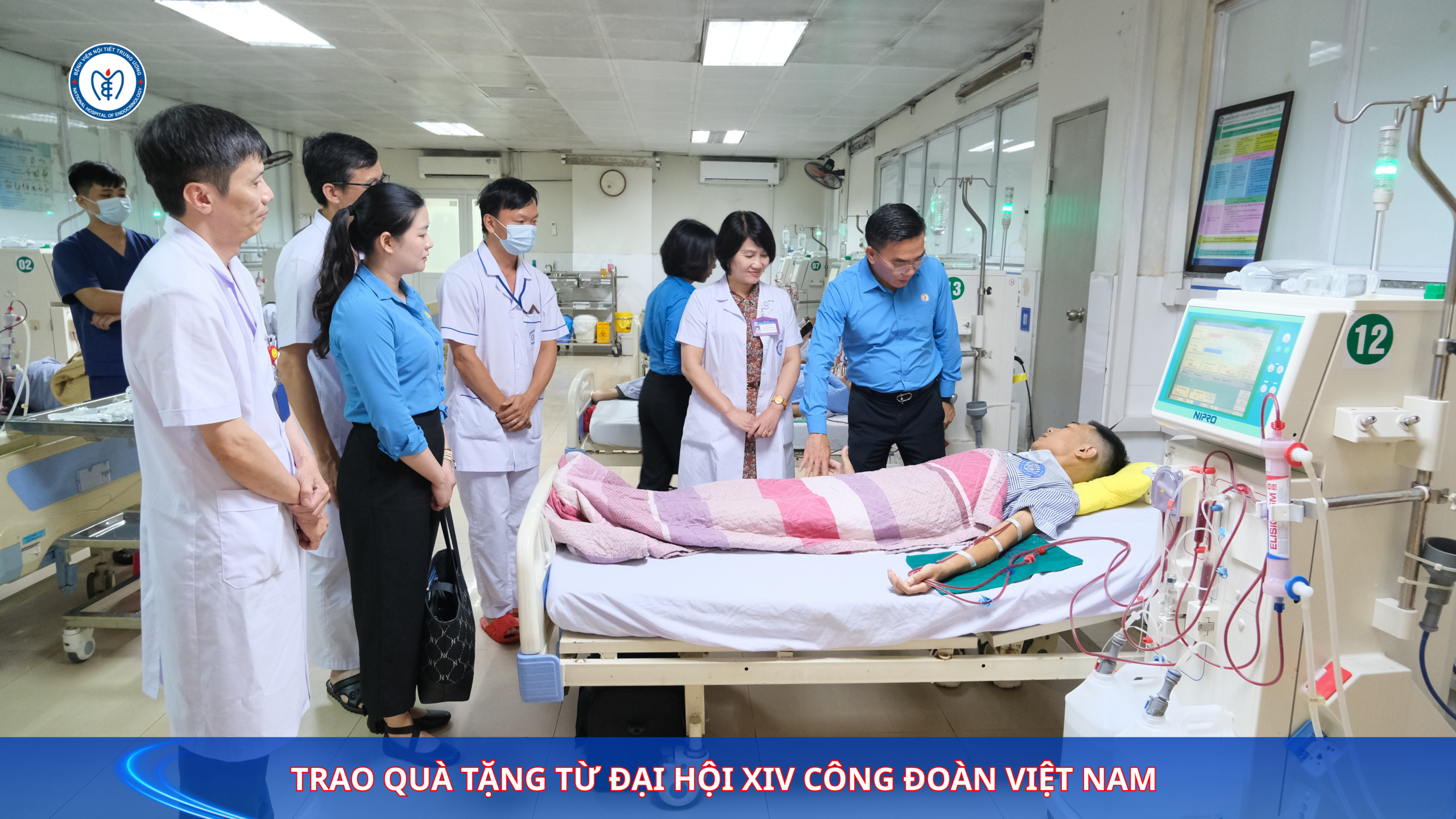 Trao những món quà từ Đại hội XIV Công đoàn Việt Nam đến đoàn viên công đoàn có hoàn cảnh khó khăn tại Bệnh viện Nội tiết Trung ương